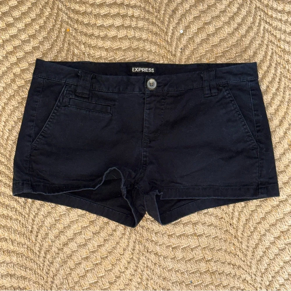 Express Women’s 4 Black Short Shorts 2” Inseam Casual Short Shorts Solid Black